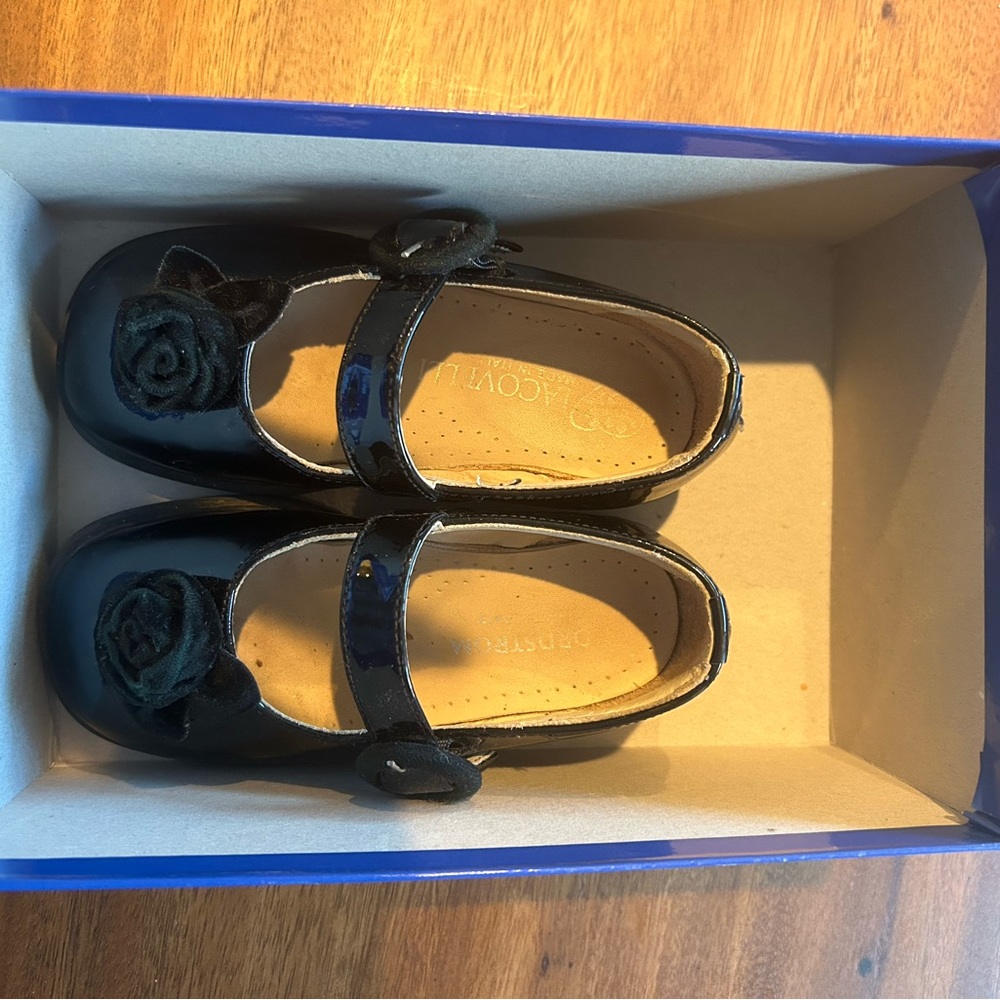 Black patent little girls shoes size 24M